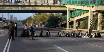 מפגינים מתחת לגשר גבעת שמואל, אתמול אחר הצהריים | צילום: איתי רון